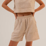 Linen shorts with elastic waist and pockets